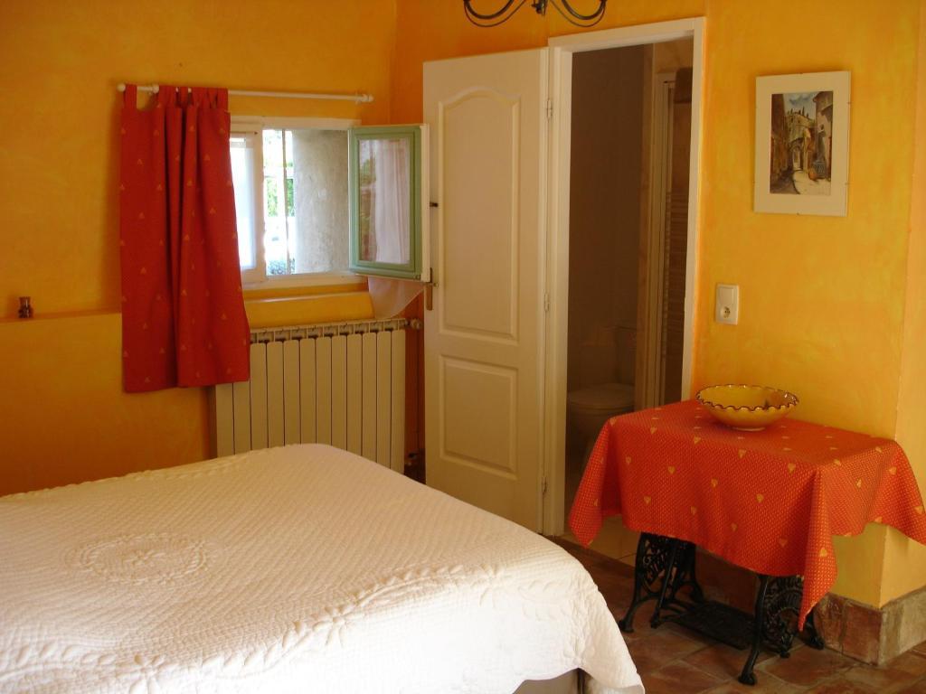 Domaine De La Grange Neuve Otel La Roque-sur-Pernes Oda fotoğraf